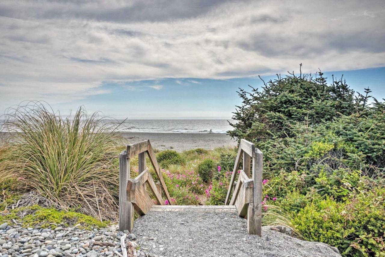 Quiet Waterfront Escape With Hot Tub And Beach Access! Gold Beach Exterior foto